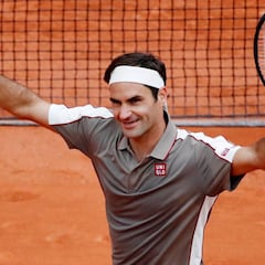 Federer fulmina a Sonego en su regreso a Roland Garros