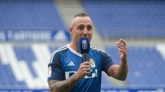 OVIEDO, 24/08/2023.- Presentación del centrocampista Santi Cazorla como nuevo jugador del Real Oviedo, este jueves en la capital asturiana. EFE/Eloy Alonso
