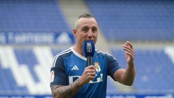 OVIEDO, 24/08/2023.- Presentación del centrocampista Santi Cazorla como nuevo jugador del Real Oviedo, este jueves en la capital asturiana. EFE/Eloy Alonso