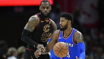 LeBron James, alero de los Cleveland Cavaliers, trata de defender a Paul George durante el partido ante los Oklahoma City Thunder.