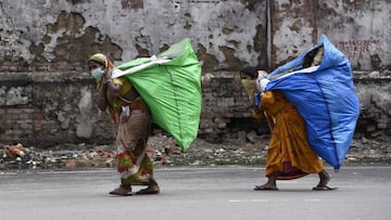 24 April 2020, India, Guwahati: Women ragpickers wearing face masks walk on a street during the nationwide lockdown to curb the spread of coronavirus. Photo: David Talukdar/ZUMA Wire/dpa
 
 
 24/04/2020 ONLY FOR USE IN SPAIN