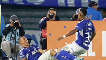 AMDEP560. BOGOTÁ (COLOMBIA), 04/04/2023.- Leonardo Castro (i) de Millonarios celebra su segundo gol hoy, en un partido de la fase de grupos de la Copa Sudamericana entre Millonarios y Defensa y Justicia en el estadio El Campín en Bogotá (Colombia). EFE/ Mauricio Dueñas Castañeda
