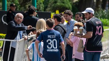 MEX3957. MONTERREY (MÉXICO), 09/04/2024.- Aficionados esperan la llegada del jugador del Inter Miami Lionel Messi al hotel de concentración, previo al partido de cuartos de final de la Liga de Campeones de la Concacaf contra Monterrey, este martes en Monterrey (México). El diez argentino fue ovacionado por hinchas que lucieron su camiseta. El avión que trajo al exjugador de Barcelona y sus compañeros de equipo arribó al aeropuerto de Monterrey, ciudad del Norte de México, antes del mediodía. EFE/ Miguel Sierra