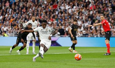 Lanzó el brasileño a su derecha, pero el portero del Valencia le adivinó las intenciones. 