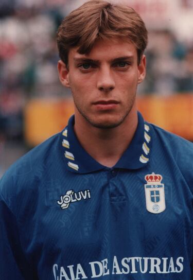 Formado en la cantera del FC Barcelona, debutó en el primer equipo en 1991, siendo parte del Barça que consiguió su primera Copa de Europa en 1992. Su paso fue breve, pero le permitió crecer como profesional. En 1993 se marchó al Real Oviedo donde jugó en dos etapas. La primera hasta 1995 y la segunda en 1996 donde uugó 6 meses antes de marcharse al fútbol japonés.