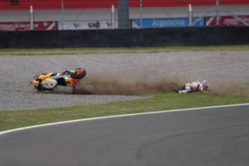 Caída del piloto español Dani Pedrosa de Honda, durante la carrera del Gran Premio de Argentina de MotoGP