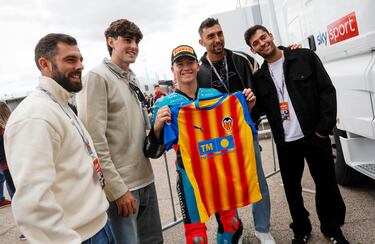Los futbolistas del Valencia, Luis Rioja, Javi Guerra, Cristian Rivero y Hugo Duro, regalan una camiseta al piloto valenciano Iván Ortolá.