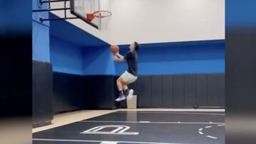 James jugando baloncesto con sus amigos