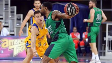 GRA124. LAS PALMAS DE GRAN CANARIA, 22/10/2017.- El escolta estadounidense del Joventut Patrick Richard (d) intenta avanzar con el bal&oacute;n ante la oposici&oacute;n del alero del Herbalife Xavi Rabaseda (c) durante el partido correspondiente a la quinta jornada de la Liga Endesa disputado hoy en el Gran Canaria Arena. EFE/Elvira Urquijo A.