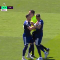 El objetivo número 1 del Barça la lía en la Premier: enganchón tremendo con el árbitro...