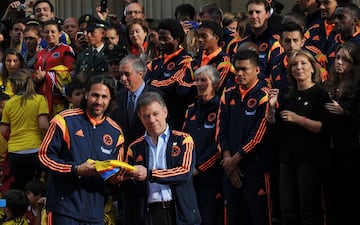 Yepes recibe la bandera de Colombia para representar al país en el Mundial de 2014. 