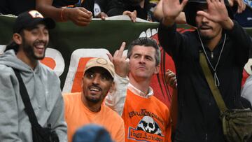 Joey Barton, exjugador del Olympique de Marsella, dedica una peineta a los aficionados del Tottenham.