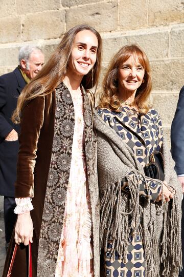 Los invitados llegan al enlace en la iglesia parroquial de Santiago Apóstol en Cebreros, Ávila. 