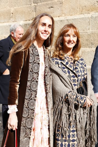 Los invitados llegan al enlace en la iglesia parroquial de Santiago Apóstol en Cebreros, Ávila. 
