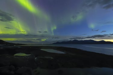 Gracias a su latitud, es uno de los mejores lugares del mundo para avistar auroras boreales durante los meses de invierno.
