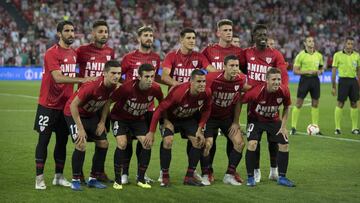 Formación del equipo mostrando apoyo al lesionado Lekue