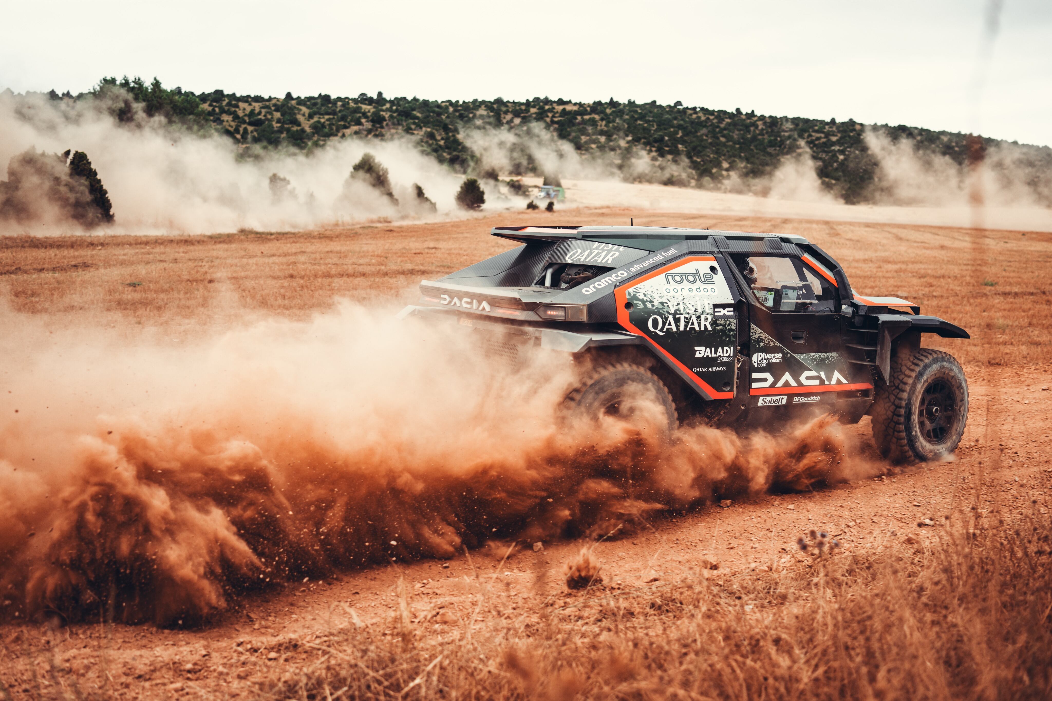 Nasser Al Attiyah con el Dacia del Dakar, que competirá en el Rally Raid de Portugal.