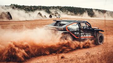 Nasser Al Attiyah con el Dacia del Dakar, que competirá en el Rally Raid de Portugal.