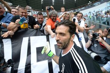 Soccer Football - Serie A - Juventus vs Hellas Verona - Allianz Stadium, Turin, Italy - May 19, 2018   Juventus' Gianluigi Buffon with fans before the match    REUTERS/Massimo Pinca