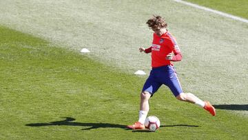 Griezmann, en la sesión del Atlético antes de viajar a San Mamés para medirse al Athletic de Bilbao, una de sus víctimas favoritas.