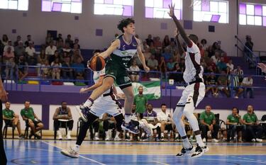 El Unicaja se desata ante un Covir¨¢n en construcci¨®n