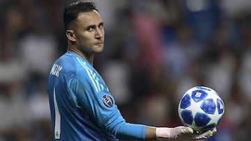 Real Madrid&#039;s Costa Rican goalkeeper Keylor Navas holds the ball during the UEFA Champions League group G football match between Real Madrid CF and AS Roma at the Santiago Bernabeu stadium in Madrid on September 19, 2018. (Photo by OSCAR DEL POZO / A