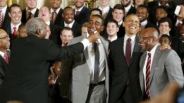 Cris Carter con el presidente Obama y miembros de los Ohio State Buckeyes durante una recepción en la Casa Blanca.