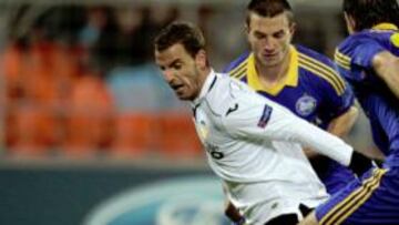 Soldado, en el penalti que significó el primer gol.