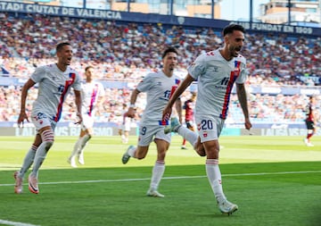 Iván Chapela celebrando su primer gol esta temporada en el Ciutat de Valencia.
