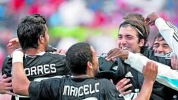 <b>A POR TODAS. </b>Los jugadores del Madrid hicieron una piña al acabar el partido del Pizjuán y ponerse a sólo cuatro puntos del Barça.