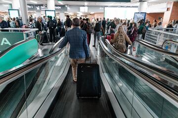Decenas de personas esperan en la estación de Atocha-Almudena Grandes, a 29 de abril de 2025, en Madrid (España).