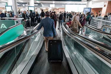 Decenas de personas esperan en la estación de Atocha-Almudena Grandes, a 29 de abril de 2025, en Madrid (España).