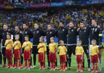 Jugadores de Alemania posando durante el himno