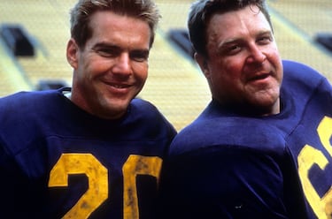 El actor estadounidense, conocido por sus papeles en la serie Roseanne y en las películas Los Picapiedra, El gran Lebowski, entre otras muchas, jugó al fútbol americano hasta la universidad donde su gran tamaño le hacía perfecto para placar adversarios.