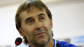 GRA388. ALICANTE, 05/10/2017.- El entrenador de la selección española de fútbol, Julen Lopetegui, durante la rueda de prensa hoy en Alicante, en la víspera del partido de clasificación para el Mundial de Rusia 2018 contra Abania, que se celebrará mañana en el estadio Rico Pérez. EFE/Manuel Lorenzo