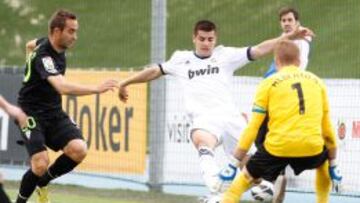 DECISIVO. Morata, autor de dos goles al Córdoba, encara a Alberto junto a la línea de fondo.