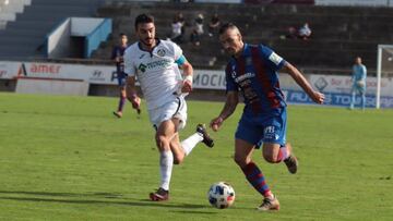 Lucas progresa con el balón ante el capitán azulón Iglesias, durante el Poblense 0 - Getafe B 0.