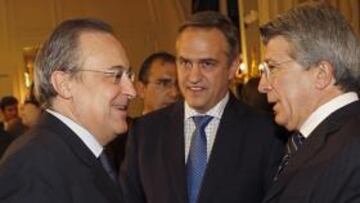 El presidente de la Liga de Fútbol Profesional, José Luis Astiazarán, junto a los presidentes del Real Madrid, Florentino Pérez, y el Atlético, Enrique Cerezo.