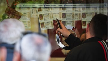 Imagen en Sevilla de las últimas compras de lotería a pocos días para el Sorteo Extraordinario de Navidad, la popularmente conocida como el Gordo de Navidad. A 18 de diciembre de 2025, en Sevilla (Andalucía, España).
18 DICIEMBRE 2025
María José López / Europa Press
18/12/2025