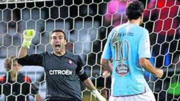 <b>EL HÉROE. </b>Falcón le detuvo un penalti a Salva y completó un partidazo. Y no es el primero que firma esta temporada.