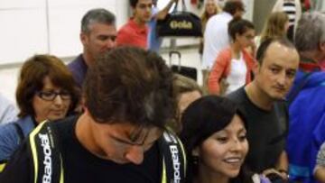 El tenista español Rafa Nadal firma autógrafos, a su llegada hoy al aeropuerto de Barajas, tras lograr su segundo Abierto de Estados Unidos al vencer en la final a Novak Djokovic.