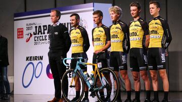 Richard Plugge posa junto a los ciclistas del Lotto-NL Jumbo antes de la Japan Cup 2017.