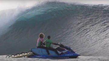 Dos personas subidas en un jet ski miran cómo rompe una ola gigante durante el 7º Lanzarote Quemao Class que se celebró en La Santa, Tinajo, Canarias, España.