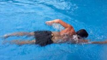 Fernando Alonso, nadando.