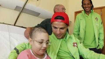 <b>ENTRAÑABLE. </b>Cristiano se sentó en la cama de una de las niñas y durante unos minutos compartió confidencias con ella.