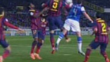 Piqué, en el momento en que el balón le da en la mano.