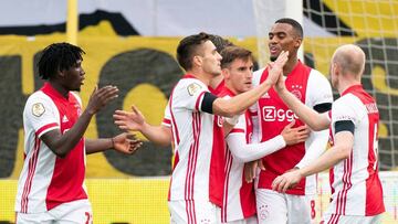 Los jugadores del Ajax celebran un gol.