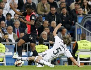 Fabio Coentrão y onathan Zongo.