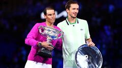 El tenista espa&ntilde;ol Rafa Nadal y el tenista ruso Daniil Medvedev posan con los trofeos de campe&oacute;n y subcampe&oacute;n respectivamente tras la final del Open de Australia 2022.