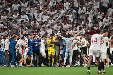 Jugadores y aficionados del Sevilla festejan el séptimo título de la Europa League tras marcar Montiel el gol de la victoria en la tanda de penaltis.